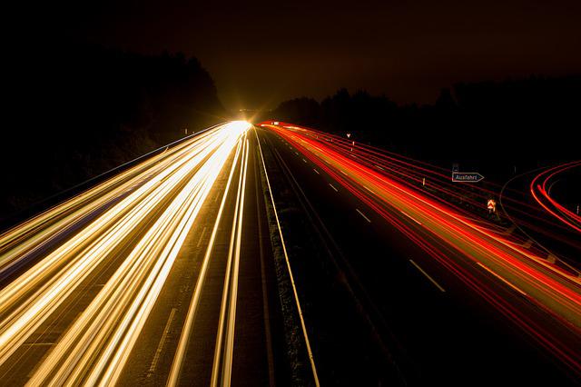Oświetlenie pojazdów – jakim sposobem kupić lampy przednie i tylne. O reflektorach samochodowych słów parę